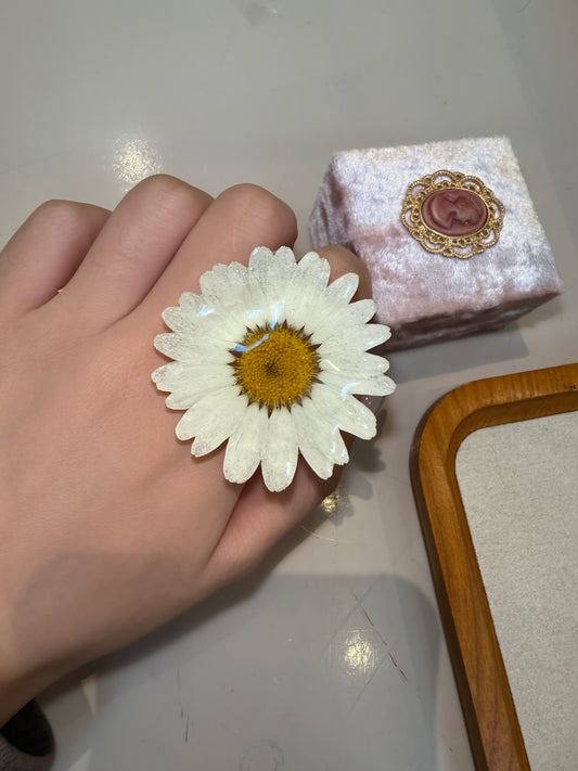 Adjustable Real Daisy Resin Ring – Nature-Inspired Floral Statement Jewelry